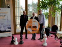 Symbolische Übergabe des Sponsorings: Reinhard Jachmann (Präsident USV), Tim Hellstern (Fachreferent UKA) und Heiko Taubenreuther (Geschäftsführer USV), v.l.n.r.; Foto: UKA.“