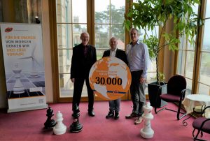 Symbolische Übergabe des Sponsorings: Reinhard Jachmann (Präsident USV), Tim Hellstern (Fachreferent UKA) und Heiko Taubenreuther (Geschäftsführer USV), v.l.n.r.; Foto: UKA.“